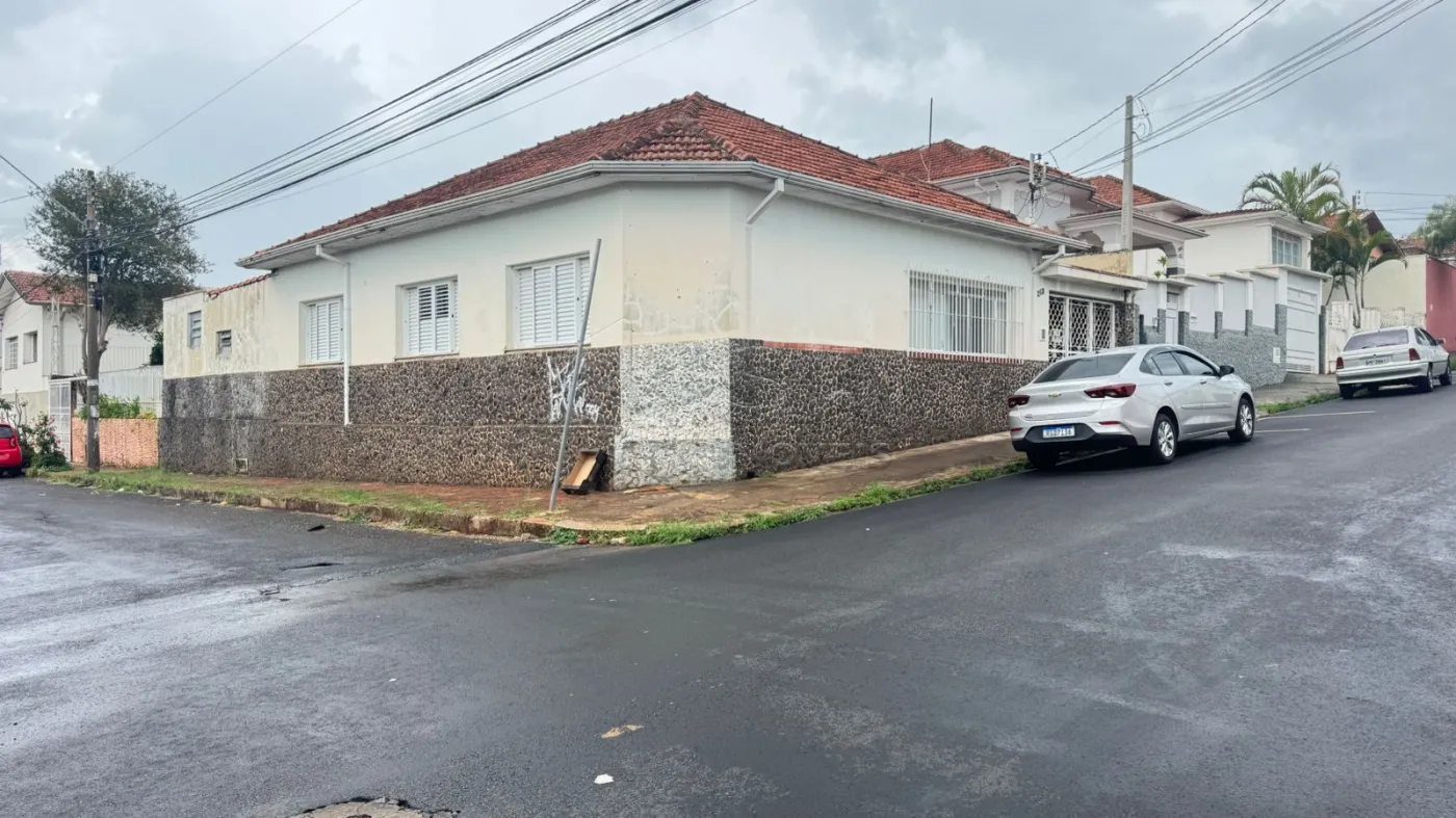 Comprar Casa / Padrão em Botucatu R$ 450.000,00 - Foto 1