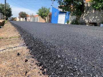 Rua Siqueira Campos recebe novo asfalto