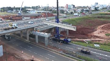 Vigas para viadutos so posicionadas entre as rodovias Castelinho e Rondon em Botucatu