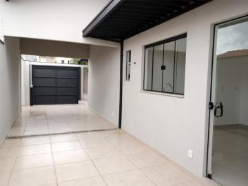 Alugar Casa / Padrão em Botucatu. apenas R$ 2.500,00