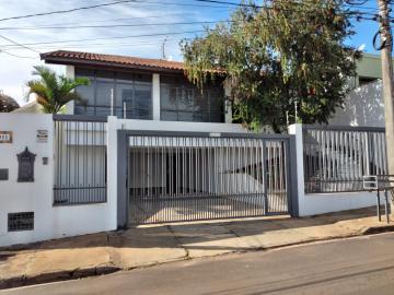 Alugar Casa / Padrão em Botucatu. apenas R$ 4.000,00