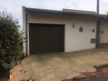 Alugar Casa / Padrão em Botucatu. apenas R$ 950,00