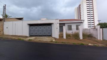 Alugar Casa / Padrão em Botucatu. apenas R$ 1.600,00