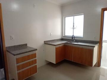 Alugar Apartamento / Padrão em Botucatu. apenas R$ 1.580,00