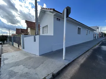 Alugar Casa / Padrão em Botucatu. apenas R$ 900,00