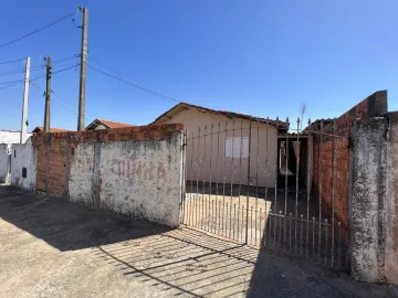 Alugar Casa / Padrão em Botucatu. apenas R$ 750,00