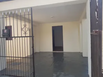 Alugar Casa / Padrão em Botucatu. apenas R$ 250.000,00