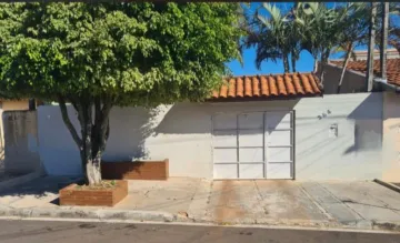 Alugar Casa / Padrão em Botucatu. apenas R$ 270.000,00