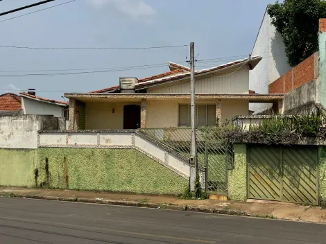Alugar Casa / Padrão em Botucatu. apenas R$ 200.000,00