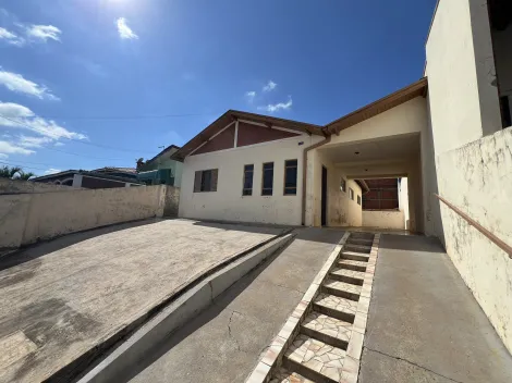 Alugar Casa / Padrão em Botucatu. apenas R$ 1.300,00