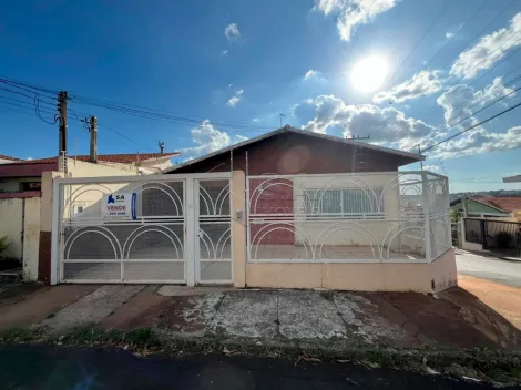 Alugar Casa / Padrão em Botucatu. apenas R$ 1.800,00