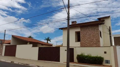 Alugar Casa / Sobrado em São Manuel. apenas R$ 800.000,00