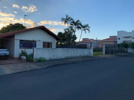 Alugar Casa / Padrão em Botucatu. apenas R$ 2.500.000,00