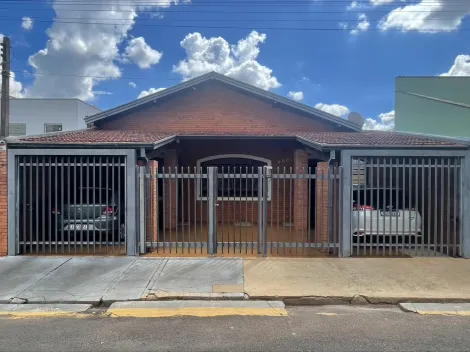 Alugar Casa / Padrão em Botucatu. apenas R$ 450.000,00